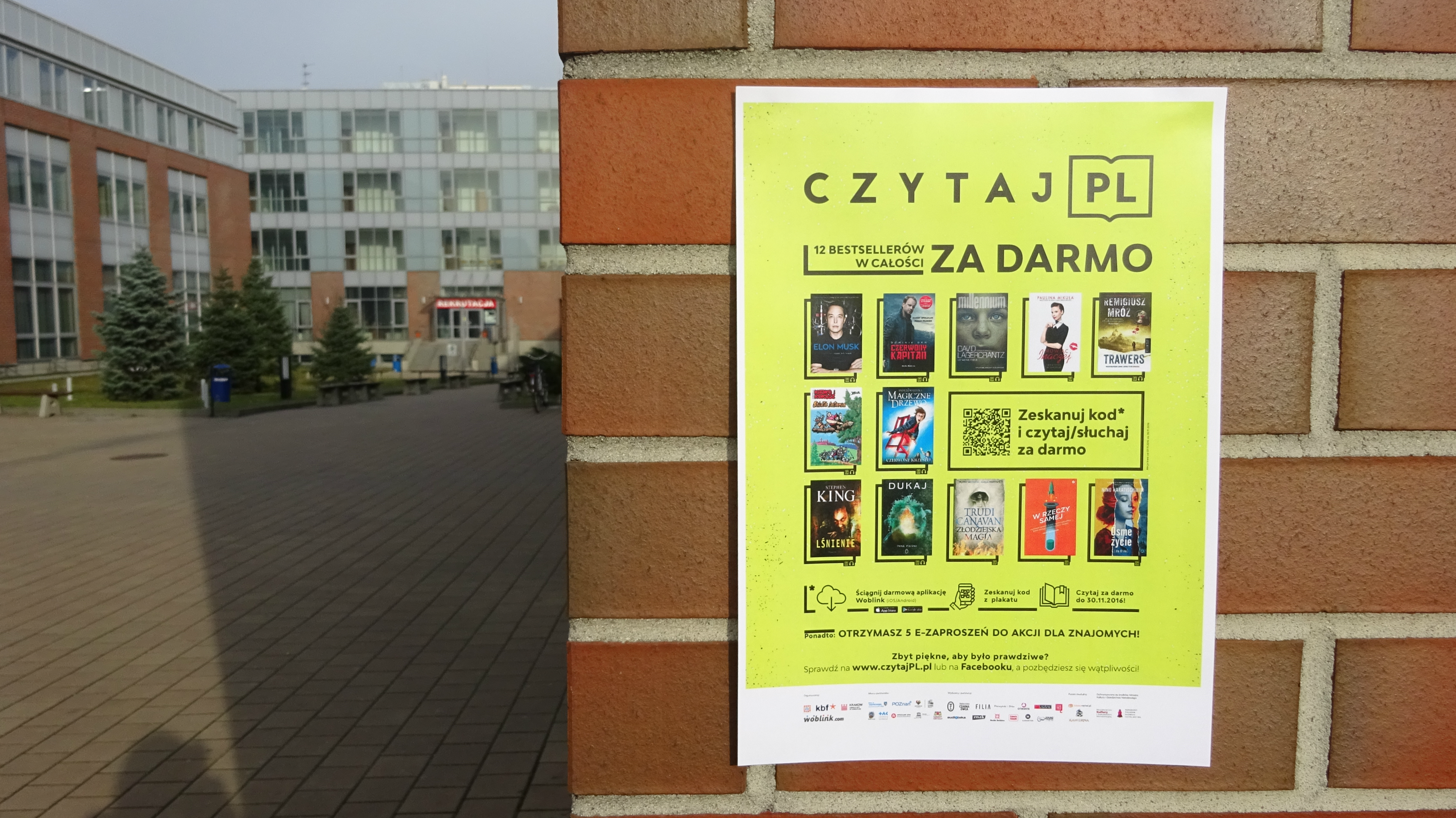 Zdjęcie plakatu Czytaj PL na terenie kampusu Akademii Krakowskiej