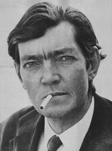 Zdjęcie Julio Cortázara z niezapalonym papierosem w ustach.