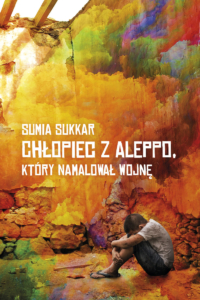 Okładka książki "Chłopiec z Aleppo, który namalował wojnę". Przedstawia siedzącego chłopca chowającego głowę między kolanami na tle murów pokrytych farbami o różnych barwach. 