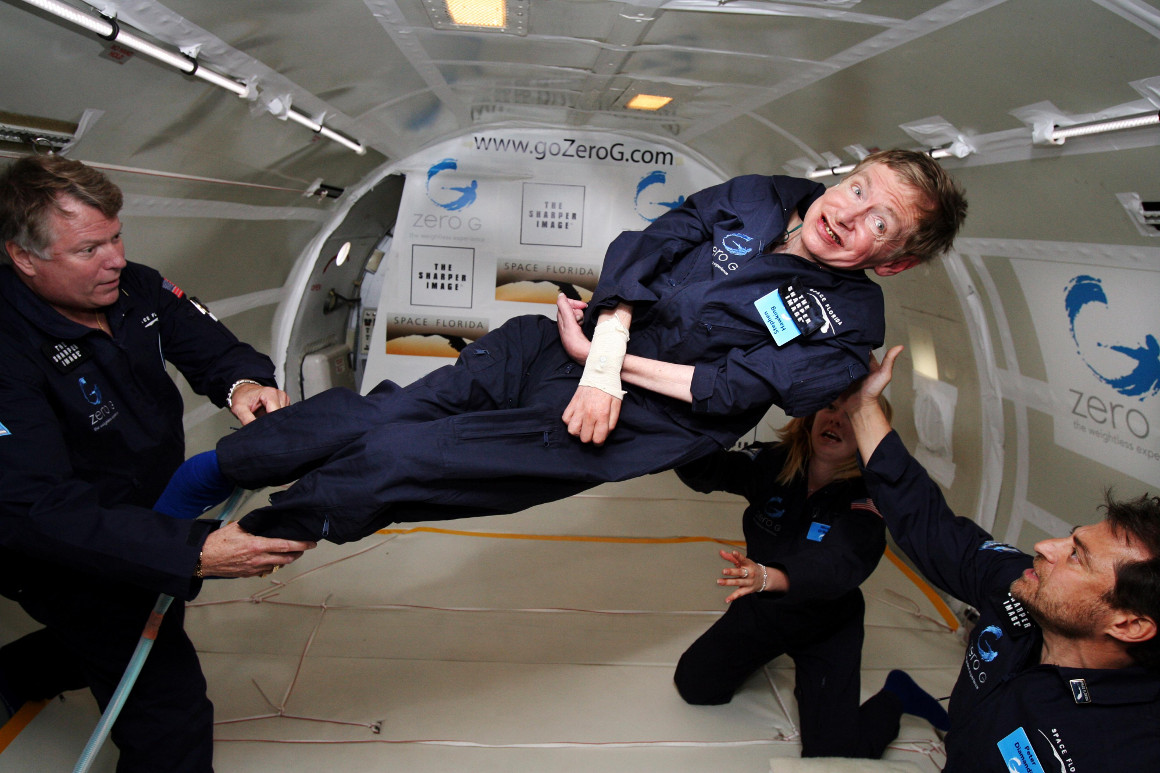 Stephen Hawking podczas lotu w tanie nieważkości