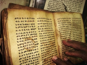 Święta księga zapisana w języku ge'ez. W tym języku były spisane księgi przechowywane w bibliotece w Aksum.