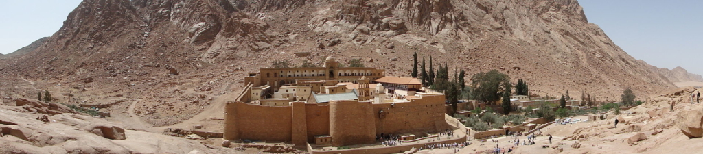 Panorama Klasztoru św. Katarzyny na tle góry Synaj, w której murach znajduje się na najstarsza nieprzerwanie działająca biblioteka świata.