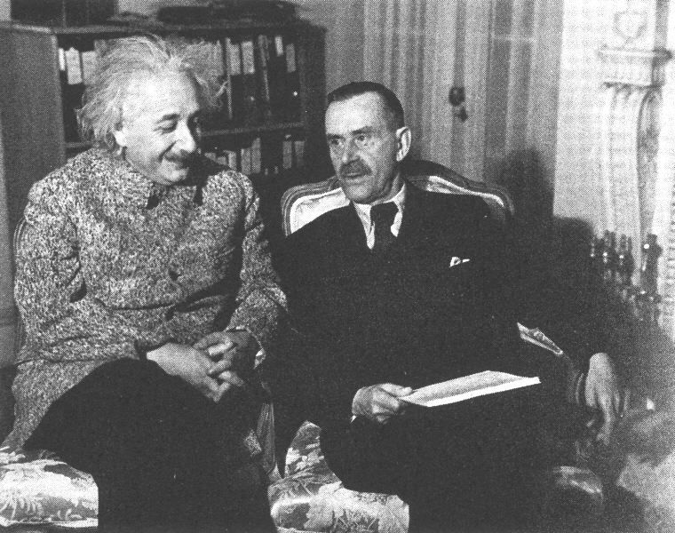 Thomas Mann siedzi obok Alberta Einsteina